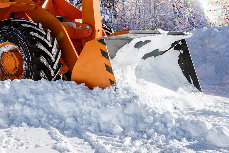 Уборка снега во дворах с помощью трактора
